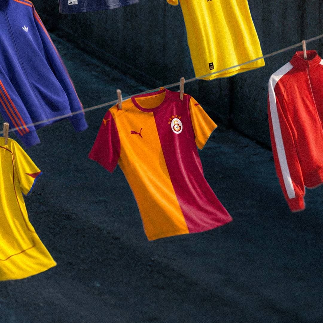 Maglia home Galatasaray appesa insieme a track jacket retrò.