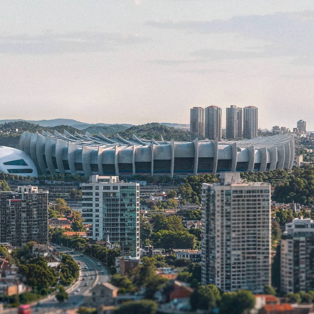 Parc des Princes che emerge sopra gli edifici circostanti della citta.