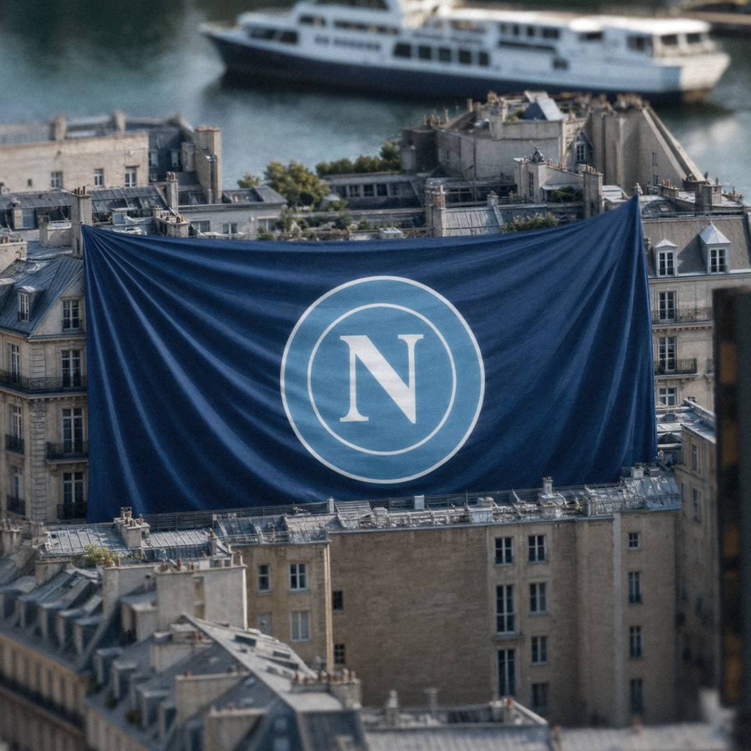 Un gigantesco banner SSC Napoli tra tetti e isolati cittadini.