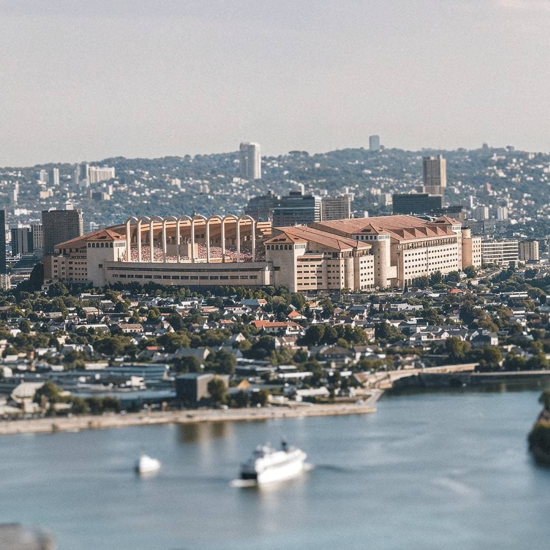 Stade Louis II che compare vicino al fiume nello skyline della citta.